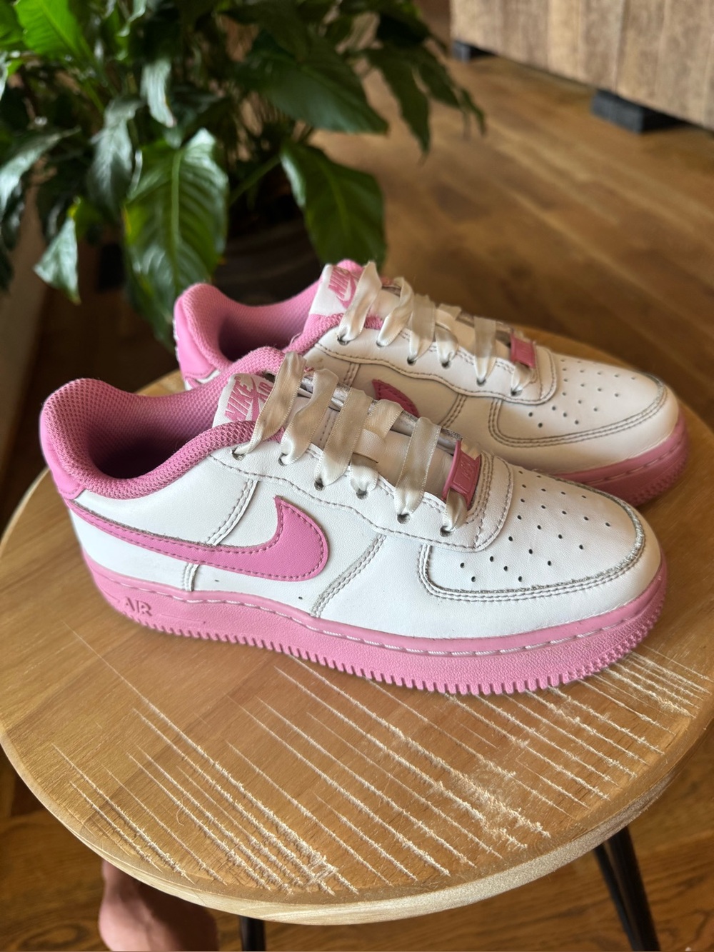 Nike Air Force 1 Low in White/Magic Flamingo (Style: IB4411-100) Size 2Y
